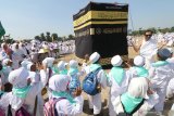 Sejumlah anak didampingi guru mengikuti latihan manasik haji di lapangan Simpang Lima Gumul, Kediri, Jawa Timur, Kamis (5/9/2019). Kegiatan yang diikuti sedikitnya delapan ribu anak prasekolah tingkat PAUD dan TK se-Kediri tersebut bertujuan memperkenalkan rukun Islam ke lima bagi anak sejak dini. Antara Jatim/Prasetia Fauzani/zk