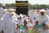 Sejumlah anak didampingi guru mengikuti latihan manasik haji di lapangan Simpang Lima Gumul, Kediri, Jawa Timur, Kamis (5/9/2019). Kegiatan yang diikuti sedikitnya delapan ribu anak prasekolah tingkat PAUD dan TK se-Kediri tersebut bertujuan memperkenalkan rukun Islam ke lima bagi anak sejak dini. Antara Jatim/Prasetia Fauzani/zk