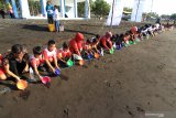 Siswa bersama guru melepasliarkan tukik di Pantai Warudoyong, Banyuwangi, Jawa Timur, Kamis (5/9/2019). Untuk menjaga kelestarian penyu, PT KAI bersama pemerhati Penyu Banyuwangi Sea Turtle Fondation mengajak siswa Sekolah Dasar melepaskan tukik sebagai upaya edukasi dalam menjaga ekosistem laut. Antara Jatim/Budi Candra Setya/zk