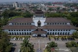 Foto udara pusat pemerintahan Provinsi Jawa Barat di Gedung Sate, Bandung, Jawa Barat, Kamis (5/9/2019). Pemerintah Provinsi Jawa Barat berencana akan memindahkan pusat Pemerintahan Jawa Barat ke tiga lokasi yaitu Tegalluar Kabupaten Bandung, Walini Kabupaten Bandung Barat, dan Segi Tiga Rebana Majalengka sebagai salah satu upaya upaya peningkatan kinerja pelayanan pemerintah kepada masyarakat dan mengurangi beban Kota Bandung. ANTARA FOTO/Raisan Al Farisi/agr