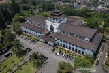 Foto udara pusat pemerintahan Provinsi Jawa Barat di Gedung Sate, Bandung, Jawa Barat, Kamis (5/9/2019). Pemerintah Provinsi Jawa Barat berencana akan memindahkan pusat Pemerintahan Jawa Barat ke tiga lokasi yaitu Tegalluar Kabupaten Bandung, Walini Kabupaten Bandung Barat, dan Segi Tiga Rebana Majalengka sebagai salah satu upaya upaya peningkatan kinerja pelayanan pemerintah kepada masyarakat dan mengurangi beban Kota Bandung. ANTARA FOTO/Raisan Al Farisi/agr