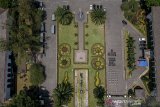 Foto udara halaman pusat pemerintahan Provinsi Jawa Barat di Gedung Sate, Bandung, Jawa Barat, Kamis (5/9/2019). PPemerintah Provinsi Jawa Barat berencana akan memindahkan pusat Pemerintahan Jawa Barat ke tiga lokasi yaitu Tegalluar Kabupaten Bandung, Walini Kabupaten Bandung Barat, dan Segi Tiga Rebana Majalengka sebagai salah satu upaya upaya peningkatan kinerja pelayanan pemerintah kepada masyarakat dan mengurangi beban Kota Bandung. ANTARA FOTO/Raisan Al Farisi/agr