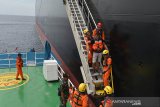 Tim SAR gabungan mengevakuasi anak buah kapal (ABK), Luigi Misadin warga Krosia dari kapal Tanker MT Gola Kevlin berbendera Marshall ke KN Krisna Basarnas di Selat Benggala, perairan Pulau Aceh, Aceh Besar, Aceh, Kamis (5/9/2019). ABK Luigi Misadin warga Krosia itu dievakuasi ke rumah sakit di Banda Aceh untuk mendapat perawatan karena mengalami gangguan pencernaan dan kapal MT Gola Kevlin yang berangkat dari Singapura itu kembali melanjutkan perjalanan menuju Brazil. Antara Aceh/Ampelsa.