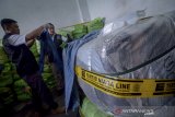 Petugas Perlindungan Konsumen dan Tertib Niaga (PKTN) Kementerian Perdagangan memeriksa barang berupa pakaian bekas tidak layak pakai yang disita di gudang kawasan Gedebage, Bandung, Jawa Barat, Kamis (5/9/2019). Penyitaan sebanyak 551 bal pakaian bekas yang mencapai Rp 5 milliar tersebut diduga mengandung banyak bibit penyakit dan membahayakan kesehatan. ANTARA FOTO/Raisan Al Farisi/agr