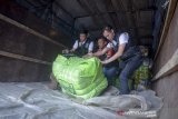 Petugas Perlindungan Konsumen dan Tertib Niaga (PKTN) Kementerian Perdagangan memeriksa barang berupa pakaian bekas tidak layak pakai yang disita di gudang kawasan Gedebage, Bandung, Jawa Barat, Kamis (5/9/2019). Penyitaan sebanyak 551 bal pakaian bekas yang mencapai Rp 5 milliar tersebut diduga mengandung banyak bibit penyakit dan membahayakan kesehatan. ANTARA FOTO/Raisan Al Farisi/agr