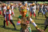 Peserta menari tari Klono Sewu secara kolosal di Alun-alun Jombang, Jawa Timur, Jumat (6/9/2019). Pementasan tari khas Jombang secara kolosal tersebut digelar untuk menanamkan pendidikan karakter, sekaligus menjaga dan melestarikan budaya kepada generasi muda serta menjadi ajang pembuka bulan berkunjung Jombang yang dicanangkan pemerintah. ANTARA FOTO/Syaiful Arif/nym
