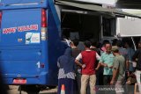 Warga antre mengurus pembayaran atau perpanjangan pajak kendaraan bermotor pada mobil layanan samsat keliling di Simpang BPKP, Banda Aceh, Aceh, Jumat (6/9/2019). Warga ramai mengurus perpanjangan pajak kendaraan bermotor sejak digelarnya operasi patuh 2019 oleh jajaran Satuan Lalu Lintas kepolisian daerah setempat. Antara Aceh / Irwansyah Putra.