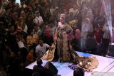 Pengunjung menyaksikan peragaan busana pengantin pada Pameran Pernikahan Tradisional di Royal Plaza Surabaya, Jawa Timur, Kamis (5/9/2019). Peragaan busana pengantin itu merupakan salah satu rangkaian pameran perlengkapan pernikahan tradisional (Traditional Wedding) yang berlangsung sampai 8 September 2019. Antara Jatim/Didik Suhartono/ZK