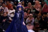 Pengunjung menyaksikan peragaan busana pengantin pada Pameran Pernikahan Tradisional di Royal Plaza Surabaya, Jawa Timur, Kamis (5/9/2019). Peragaan busana pengantin itu merupakan salah satu rangkaian pameran perlengkapan pernikahan tradisional (Traditional Wedding) yang berlangsung sampai 8 September 2019. Antara Jatim/Didik Suhartono/ZK