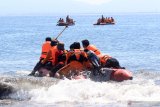 Badan SAR Nasional menggelar latihan penyelamatan korban diperairan Pantai Boom, Banyuwangi, Jawa Timur, Jumat (6/9/2019). Pelatihan yang melibatkan 100 peserta dari sejumlah Instansi dan relawan di wilayah Jawa Timur itu, digelar untuk melatih pengetahuan dan keterampilan dalam melaksanakan pertolongan bila terjadi bencana diperairan dan diketinggian. Antara Jatim/Budi Candra Setya/zk