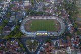 Foto diudara Stadion Sepak Bola Galuh Ciamis, di Kabupaten Ciamis, Jawa Barat, Jumat (6/9/2019). Stadion Galuh yang direnovasi sejak tahun 2010 hingga 2015 dengan menghabiskan anggaran sebesar Rp20 miliar merupakan stadion bertaraf internasional dengan kapasitas penonton 17 ribu orang. ANTARA FOTO/Adeng Bustomi/ agr