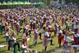 Peserta saat menggelar tari kolosal Klono Sewu di Alun-alun Jombang, Jawa Timur, Jumat (6/9/2019). Gelaran tari kolosal khas Jombang tersebut untuk menanamkan pendidikan karakter, sekaligus menjaga dan melestarikan budaya kepada generasi milenial serta menjadi ajang pembuka bulan berkunjung Jombang yang dicanangkan pemerintah. Antara Jatim/Syaiful Arif/zk
