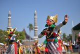 Tari kolosan klono sewuPeserta saat menggelar tari kolosal Klono Sewu di Alun-alun Jombang, Jawa Timur, Jumat (6/9/2019). Gelaran tari kolosal khas Jombang tersebut untuk menanamkan pendidikan karakter, sekaligus menjaga dan melestarikan budaya kepada generasi milenial serta menjadi ajang pembuka bulan berkunjung Jombang yang dicanangkan pemerintah. Antara Jatim/Syaiful Arif/zk