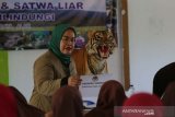 Pengendali Ekosistem Hutan Balai Konservasi Sumber Daya Alam (BKSDA) Aceh Taing Lubis (kiri) menyampaikan materi tentang tumbuhan dan satwa liar yang dilindungi pada pelajar di SMA Negeri Lhoknga, Aceh Besar, Aceh, Sabtu (7/9/2019). Sosialisasi yang digelar BKSDA untuk pelajar dan tenga pengajar guna memberikan pemahanan tentang tumbuhan serta satwa liar yang dilindungi sesuai dengan UU nomor 5/1990 tentang konservasi sumber daya alam dan ekosistim. Antara Aceh / Irwansyah Putra.