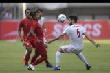 Pesepak bola timnas U-19 Indonesia Beckham Putra Nugraha (kedua kiri) berebut bola dengan dengan pesepak bola timnas U-19 Iran Yasin Salmani (kanan) pada pertandingan persahabatan di Stadion Patriot Candrabhaga, Bekasi, Jawa Barat, Sabtu (7/9/2019). ANTARA FOTO/Nova Wahyudi/nym.