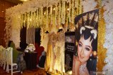 Suasana pameran pernikahan Mesmerize Wedding Exhibition 2019 di sebuah hotel di Kota Madiun, Jawa Timur, Jumat (6/9/2019). Pameran pernikahan yang diikuti 50 vendor dari bebera daerah di Jawa Timur, Jawa Tengah dan Yogyakarta tersebut untuk membantu calon pengantin mencari informasi tentang pesta pernikahan dan membantu vendor untuk memperkenalkan produknya kepada masyarakat, digelar selama tiga hari hingga Minggu (8/9). Antara Jatim/Siswowidodo/zk.