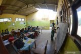 Siswa SDN Curah Takir 03 belajar di ruang kelas yang rusak di Desa Curah Takir, Tempurejo, Jember, Jawa Timur, Sabtu (7/9/2019). Sejumlah siswa kelas IV, V dan VI terpaksa belajar di ruang kelas yang rusak dalam tiga tahun terakhir dan belum ada perbaikan dari pemerintah setempat. Antara Jatim/Seno/zk.