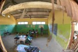 Siswa SDN Curah Takir 03 belajar di ruang kelas yang rusak di Desa Curah Takir, Tempurejo, Jember, Jawa Timur, Sabtu (7/9/2019). Sejumlah siswa kelas IV, V dan VI terpaksa belajar di ruang kelas yang rusak dalam tiga tahun terakhir dan belum ada perbaikan dari pemerintah setempat. Antara Jatim/Seno/zk.