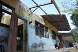 Siswa SDN Curah Takir 03 berjalan di depan ruang kelas yang rusak di Desa Curah Takir, Tempurejo, Jember, Jawa Timur, Sabtu (7/9/2019). Sejumlah siswa kelas IV, V dan VI terpaksa belajar di ruang kelas yang rusak dalam tiga tahun terakhir dan belum ada perbaikan dari pemerintah setempat. Antara Jatim/Seno/zk.
