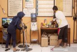 Foto portrait keluarga di ruangan guru yang menjadi tempat tinggalnya di SDN Karawang Wetan III, Karawang, Jawa Barat, Jumat (6/9/2019). Warga yang berprofesi sebagai penjaga sekolah honorer K2 tersebut terpaksa menjadikan ruangan guru sebagai tempat tinggal keluarganya selama 14 tahun karena rumah dinas yang tidak layak dan tidak mampu menyewa kontrakan dengan gaji yang minim. ANTARA FOTO/M Ibnu Chazar/agr