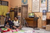 Foto portrait keluarga di ruangan guru yang menjadi tempat tinggalnya di SDN Karawang Wetan III, Karawang, Jawa Barat, Jumat (6/9/2019). Warga yang berprofesi sebagai penjaga sekolah honorer K2 tersebut terpaksa menjadikan ruangan guru sebagai tempat tinggal keluarganya selama 14 tahun karena rumah dinas yang tidak layak dan tidak mampu menyewa kontrakan dengan gaji yang minim. ANTARA FOTO/M Ibnu Chazar/agr