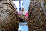 Sejumlah peserta mengikuti pelatihan pembuatan tas berbahan dasar enceng gondok di salah satu Pusat Kegiatan Belajar Masyarakat (PKBM) Darul Makmur, Desa Ujong Beurasok, Kecamatan Johan Pahlawan, Kabupaten Aceh Barat, Aceh, Jumat (6/9/2019). Direktorat pembinaan kursus dan pelatihan Ditjen PAUD dan Dikmas Kemendikbud menggelar pelatihan pembuatan tas tersebut melalui Program Pendidikan Kecakapan Wirausaha (PKW) dengan tujuan mengembangkan dan menciptakan keahlian masyarakat yang putus sekolah sekaligus untuk mengurangi pengangguran di kabupaten tersebut. ANTARA FOTO/Syifa Yulinnas/wsj.