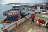 Petugas SPBU mempersiapkan selang saat mendistribusikan bahan bakar minyak (BBM) premium dan solar dari kapal ke tangki penyimpan di SPBU Pulau Balai, Kecamatan Pulau Banyak, Kabupaten Aceh Singkil, Aceh, Minggu (8/9/2019). PT Pertamina (persero) menyuplai sebanyak 32.000 liter premium dan solar subsidi satu harga dalam seminggu menggunakan kapal khusus kontruksi kayu untuk kebutuhan sejumlah nelayan dan masyarakat Pulau Banyak yang terdiri dari(99 pulau besar dan kecil di wilayah terluar di Aceh. Antara Aceh/Ampelsa.