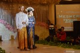 Model memeragakan busana pengantin saat pameran pernikahan bertema Mesmerize Wedding Exhibition 2019 di Hotel Aston Madiun, Jawa Timur, Minggu (8/9/2019) malam. Peragaan busana pengantin tersebut diikuti puluhan model dan perias dari Madiun dan sekitar. Antara Jatim/Siswowidodo/zk.