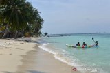 Pengunjung menaiki perahu di pulau Panjang , Kecamatan Pulau Banyak , Kabupaten Aceh Singkil, Aceh, Minggu (8/9/2019). Pulau terluar, Pulau Banyak terdiri dari 99 pulau besar dan kecil dengan luas wilayah sekitar 27.000 kilometer persegi itu merupakan destinasi wisata andalan Aceh yang ramai dikunjungi wisatawan pada hari libur. Antara Aceh/Ampelsa.