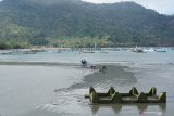 Wisatawan bermain pasir di Pantai Karanggongso, Trenggalek, Jawa Timur, Sabtu (7/9/2019). Rencana pemerintah melanjutkan pembangunan JLS (jalur lintas selatan) di daerah itu hingga Kabupaten Tulungagung diharapkan bakal mendongkrak angka kunjungan wisatawan di pantai-pantai setempat. Antara Jatim/Destyan Sujarwoko/zk.