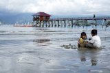 Dua wisatawan anak bermain pasir di Pantai Karanggongso, Trenggalek, Jawa Timur, Sabtu (7/9/2019). Rencana pemerintah melanjutkan pembangunan JLS (jalur lintas selatan) di daerah itu hingga Kabupaten Tulungagung diharapkan bakal mendongkrak angka kunjungan wisatawan di pantai-pantai setempat. Antara Jatim/Destyan Sujarwoko/zk.