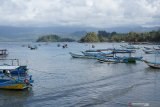 Puluhan perahu nelayan jangkar di Pantai Karanggongso, Trenggalek, Jawa Timur, Sabtu (7/9/2019). Rencana pemerintah melanjutkan pembangunan JLS (jalur lintas selatan) di daerah itu hingga Kabupaten Tulungagung diharapkan bakal mendongkrak angka kunjungan wisatawan di pantai-pantai setempat. Antara Jatim/Destyan Sujarwoko/zk.