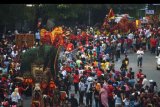 Sejumlah peserta mengikuti kirab budaya dan kesenian di Jalan Daan Mogot, Kota Tangerang, Banten, Minggu (8/9/2019). Kegiatan yang dilaksanakan oleh Vihara Dhamma Budhi Bakti ini diikuti oleh beberapa kesenian daerah di Indonesia dan 148 Tandu Dewa atau Ki Oh dari berbagai vihara di Pulau Jawa, Palembang dan Lampung. ANTARA FOTO/Fauzan/nym.