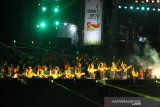 Penari menampilkan tari kolosal 'Langkah Semangat Banua' saat puncak acara Hari Olahraga Nasional (HAORNAS) ke-36 di Siring Menara Pandang Banjarmasin, Kalimantan Selatan, Minggu (8/9/2019).HAORNAS ke-36 tahun 2019 bertema Ayo Olahraga Dimana Kapan Saja tersebut sebagai momentum kebangkitan olahraga di Indonesia.Foto Antaranews Kalsel/Bayu Pratama S.