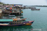 Sejumlah kapal nelayan tradisional berlabuh di teluk pulau Balai, Kecamatan Pulau Banyak, Kabupaten Aeh Singkil, Aceh, Minggu (8/9/2019). Pulau terluar, Pulau Banyak (99 pulau) dengan luas wilayah sekitar 27.000 kilometer persegi dan jumlah penduduknya 5.900 jiwa itu sekitar 70 persen di antaranya berprofesi sebagai nelayan yang membutuhkan kelancaran pasokan bahan bakar minyak dari daratan Kabupaten Aceh Singkil. Antara Aceh/Ampelsa.