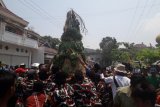 Peringati Muharam, ratusan warga berebut gundukan berisi sayur mayur