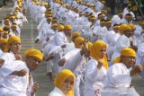 Peserta karateka menampilkan gerakan KATA di kawasan Siring 0 Km, Banjarmasin, Kalimantan Selatan, Minggu (8/9/2019).Karateka Kalsel berhasil memecahkan rekor Museum Rekor Indonesia (MURI) dengan peserta 5.500 Karateka yang menampilkan gerakan KATA dalam rangka Hari Olahraga Nasional (HAORNAS) tahun 2019.Foto Antaranews Kalsel/Bayu Pratama S.