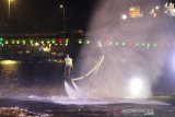 Atraksi Flyboard saat puncak acara Hari Olahraga Nasional (HAORNAS) ke-36 di Siring Menara Pandang Banjarmasin, Kalimantan Selatan, Minggu (8/9/2019).HAORNAS ke-36 tahun 2019 bertema Ayo Olahraga Dimana Kapan Saja tersebut sebagai momentum kebangkitan olahraga di Indonesia.Foto Antaranews Kalsel/Bayu Pratama S.