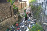 Pemkot Bandarlampung bersihkan sampah yang menumpuk di sungai