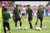 Pemain Timnas Indonesia Irfan Bachdim (kanan), Rizky Pellu (tengah) dan Alberto Goncalves (kiri) mengikuti sesi latihan resmi di Stadion Utama Gelora Bung Karno, Senayan, Jakarta, Senin (9/9/2019). Latihan tersebut untuk persiapan melawan Timnas Thailand pada Selasa (10/9), dalam laga Kualifikasi Piala Dunia 2022 Grup G zona Asia. ANTARA FOTO/Hafidz Mubarak A/nym.