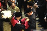 Penyematan Pin kepada Anggota DPRD Provinsi Kalsel Terpilih saat pelantikkan anggota DPRD Provinsi Kalsel periode 2019-2024 di Gedung DPRD Kalsel,Banjarmasin, Kalimantan Selatan, Senin (9/9/2019).Sebanyak 55 anggota DPRD Provinsi Kalsel terpilih periode 2019-2024 resmi dilantik pada rapat paripurna DPRD Provinsi Kalimantan Selatan.Foto Antaranews Kalsel/Bayu Pratama S.