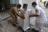 Petugas memindahkan peralatan medis ke tempat yang lebih aman saat kebakaran ruang laboratorium Rumah Sakit Umum Daerah (RSUD) Gambiran 2 Kota Kediri, Jawa Timur, Senin (9/9/2019). Sedikitnya sepuluh pasien dipindahkan ke tempat yang lebih aman akibat kebakaran yang belum diketahui penyebabnya dan masih dalam tahap penyelidikan pihak kepolisian. Antara Jatim/Prasetia Fauzani/zk.