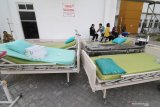 Sejumlah kerabat pasien berada di dekat tempat tidur yang diamankan di luar halaman usai kebakaran ruang laboratorium Rumah Sakit Umum Daerah (RSUD) Gambiran 2 Kota Kediri, Jawa Timur, Senin (9/9/2019). Sedikitnya sepuluh pasien dipindahkan ke tempat yang lebih aman akibat kebakaran yang belum diketahui penyebabnya dan masih dalam tahap penyelidikan pihak kepolisian. Antara Jatim/Prasetia Fauzani/zk.