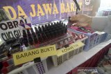 Petugas kepolisian menata barang bukti berupa kosmetik kadaluarsa di Polda Jabar, Bandung, Jawa Barat, Senin (9/9/2019).  Dit Reskrimsus Polda Jabar berhasil mengamankan 200.000 kosmetik kadaluarsa yang dijual di beberapa kota di Indonesia dengan nilai sekitar Rp 2 milliar yang diamankan dari seorang tersangka yang ditangkap di Kabupaten Bandung. ANTARA FOTO/Raisan Al Farisi/agr