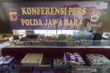 Petugas kepolisian menata barang bukti berupa kosmetik kadaluarsa di Polda Jabar, Bandung, Jawa Barat, Senin (9/9/2019). Dit Reskrimsus Polda Jabar berhasil mengamankan 200.000 kosmetik kadaluarsa yang dijual di beberapa kota di Indonesia dengan nilai sekitar Rp 2 milliar yang diamankan dari seorang tersangka yang ditangkap di Kabupaten Bandung. ANTARA FOTO/Raisan Al Farisi/agr