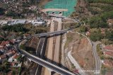 Foto udara terowongan kembar Jalan Tol Cisumdawu di Pamulihan, Kabupaten Sumedang, Jawa Barat, Minggu (8/9/2019). Kepala Badan Pengatur Jalan Tol, Danang Parikesit menargetkan Jalan Tol Cisumdawu yang memiliki panjang 60 KM tersebut rampung di akhir 2020 dan akan menjadi salah satu tol terindah yang ada di Indonesia. ANTARA FOTO/Raisan Al Farisi/agr