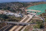 Foto udara terowongan kembar Jalan Tol Cisumdawu di Pamulihan, Kabupaten Sumedang, Jawa Barat, Minggu (8/9/2019). Kepala Badan Pengatur Jalan Tol, Danang Parikesit menargetkan Jalan Tol Cisumdawu yang memiliki panjang 60 KM tersebut rampung di akhir 2020 dan akan menjadi salah satu tol terindah yang ada di Indonesia. ANTARA FOTO/Raisan Al Farisi/agr