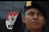 Selembar kain hitam yang menutupi logo KPK tersibak saat berlangsungnya aksi dukungan untuk komisi anti rasywah itu di Gedung Merah Putih KPK, Jakarta, Selasa (10/9/2019). Berbagai aksi dukungan untuk KPK dilakukan berbagai elemen masyarakat setelah sebelumnya jajaran pimpinan bersama pegawai KPK menggelar aksi berkabung atas pelemahan terhadap KPK melalui revisi UU KPK oleh DPR serta seleksi capim KPK yang dinilai meloloskan orang-orang yang bermasalah. ANTARA FOTO/Indrianto Eko Suwarso/nym.