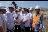 Menteri BUMN Rini Soemarno (ketiga kiri) didampingi Dirut PT Pelindo III (Persero) Doso Agung (ketiga kanan) berbincang dengan tokoh adat saat meninjau proyek pengembangan Pelabuhan Benoa di Denpasar, Bali, Selasa (10/9/2019). Kunjungan Menteri BUMN tersebut untuk melihat perkembangan proyek pengembangan Pelabuhan Benoa seluas 85 hektare, namun Gubernur Bali sebelumnya meminta Pelindo III menghentikan reklamasi karena dinilai berdampak pada kerusakan hutan bakau seluas 17 hektare. ANTARA FOTO/Nyoman Hendra Wibowo/nym