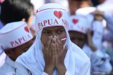 Sejumlah pelajar berdoa bersama di depan Kantor Gubernur Jawa Timur Jalan Pahlawan, Surabaya, Jawa Timur, Selasa (10/9/2019). Forum Kerjasama Panti Asuhan Islam (FKPAIS) Jawa Timur menggelar doa bersama dengan tema Doa Bersama Yatim Jawa Timur Untuk Papua Tercinta. Antara jatim/Didik Suhartono/zk